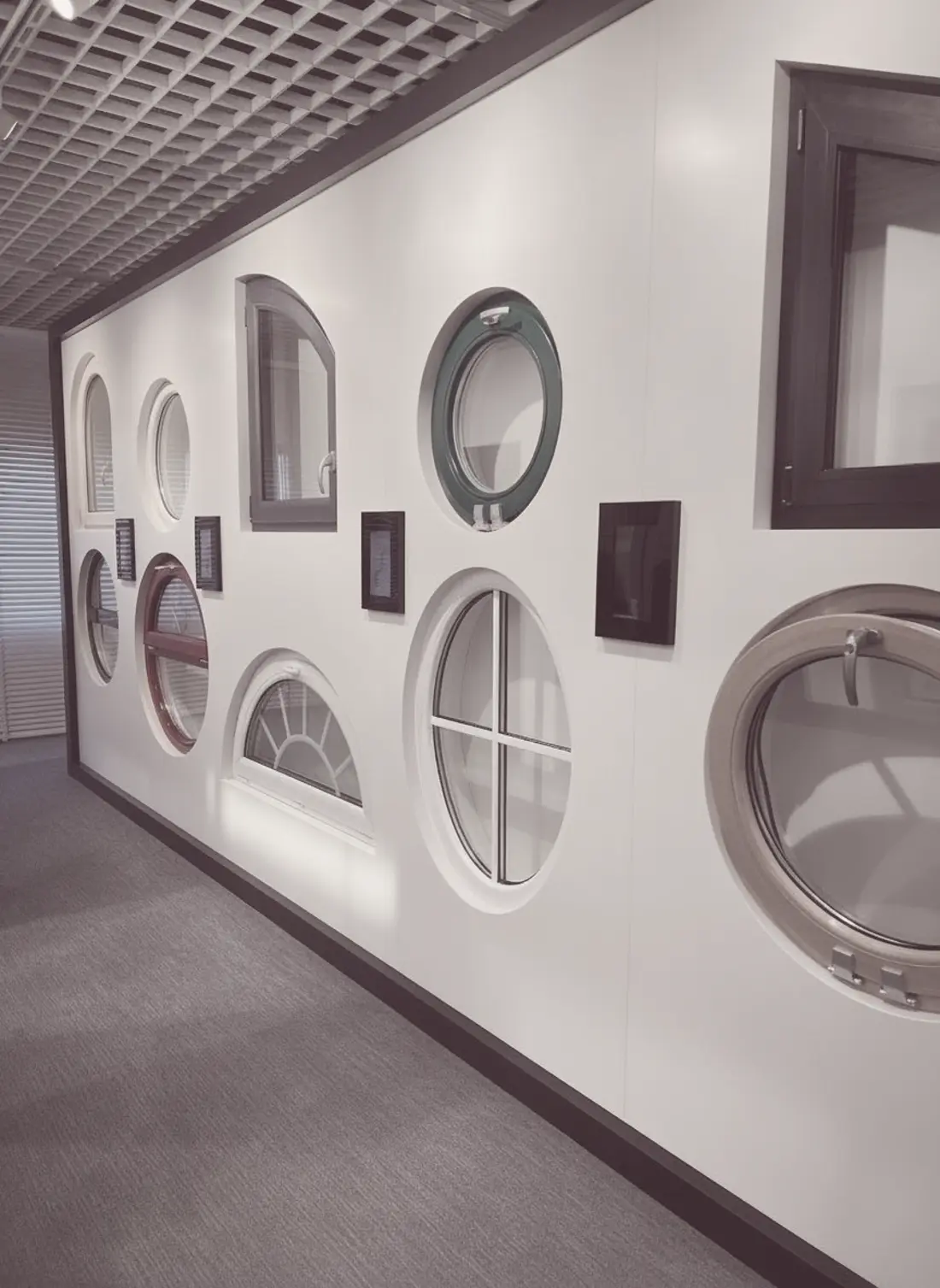 Fenstermuster in verschiedenen Formaten an der Ausstellungswand