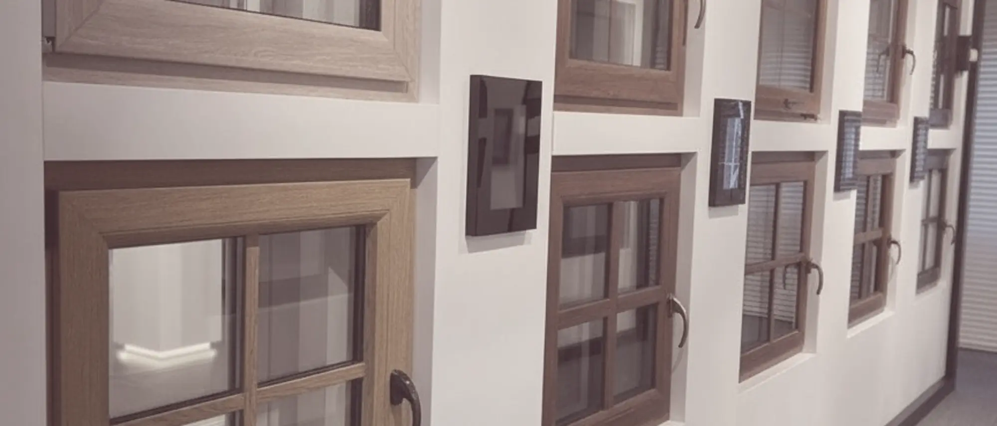 Musterwand mit Fenstern in verschiedenen Holz- und Farbdekoren im Ausstellungsraum